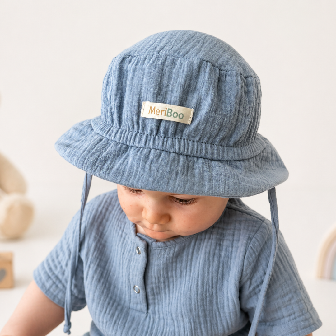 Căciulă „Soft Breeze” din 100% muselină organică cu partea din spate prelungită pentru protecția gâtului